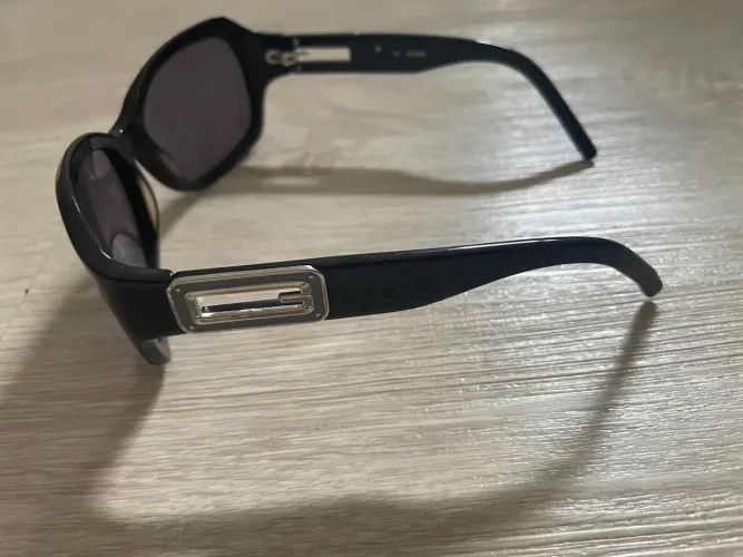 Óculos de sol Preto marca Guess feminino em acetato