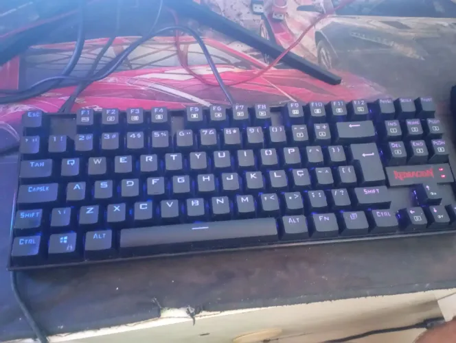 teclado mecânico com Swift magnético reddragon kumara pro v4