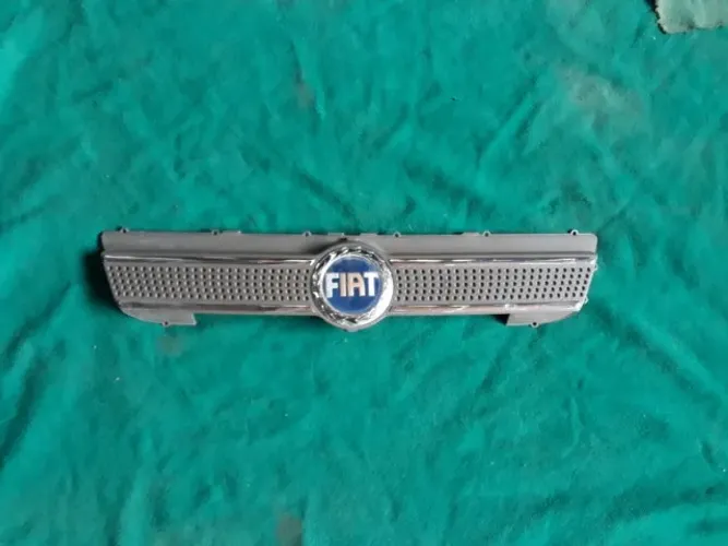 grade frontal superior do parachoque Fiat Idea 2005/10 original usado