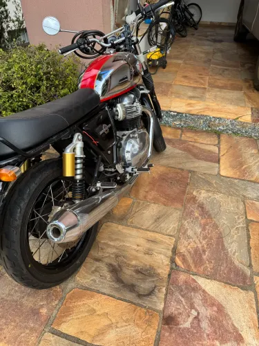 Moto nova, único dono de garagem. Nunca viajou.