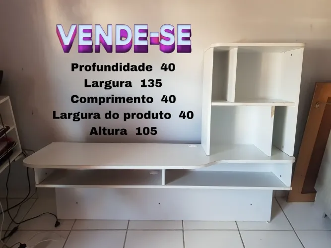 Escrivaninha de escritório branca com prateleiras