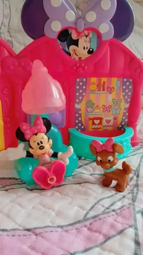 Casinha da Minnie com boneca e cachorrinha