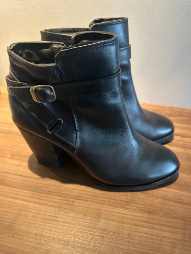 Bota de couro preta com fivela