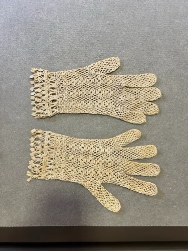 LUVAS BEGE EM CROCHE FEITAS A MÃO LINHA FINA