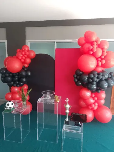 Enchimento e decoração com balões 