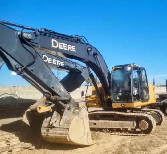 Escavadeira John Deere 210 G ano 2020 com 6.000 horas, está em Cuiabá, MT