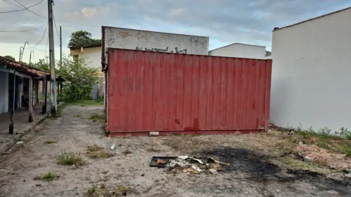 Containers 20 pés com porta esteira
