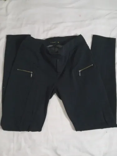 Calça legging social preta com detalhes