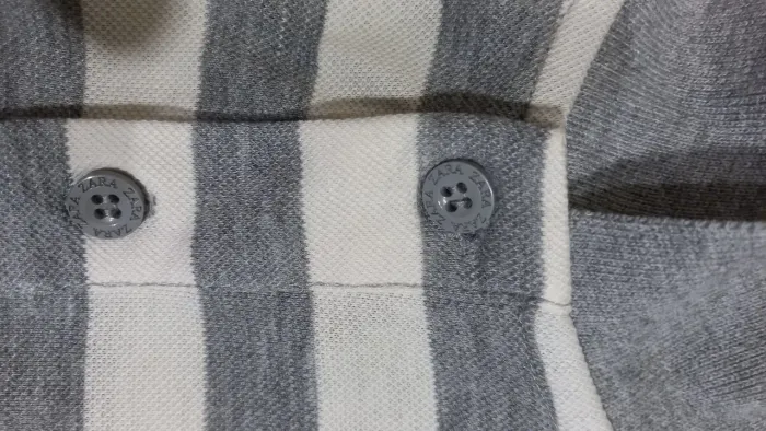 Camisa Zara listrada cinza e branca