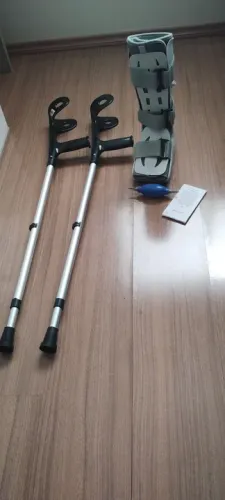 Bota Imobilizadora Walker Aircast e 1 par de Muleta Canadense