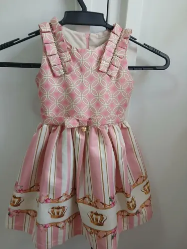 Vestido Infantil Rosa com Estampa de Coroas