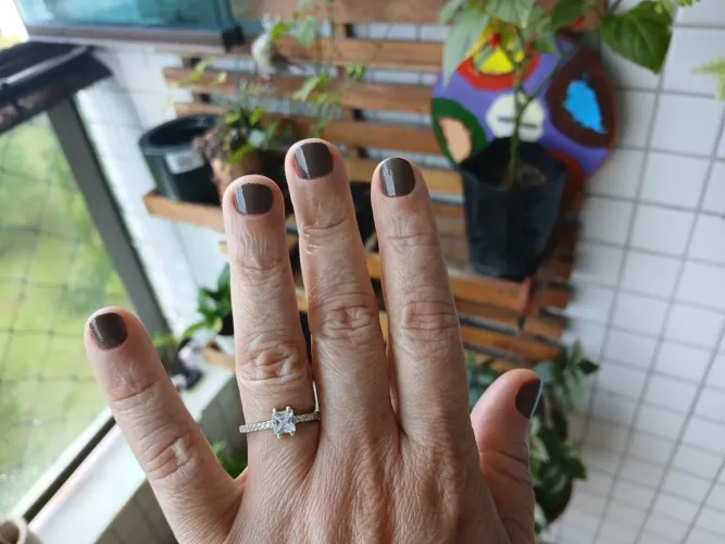 Anel com pedra quadrada e detalhes em brilhantes