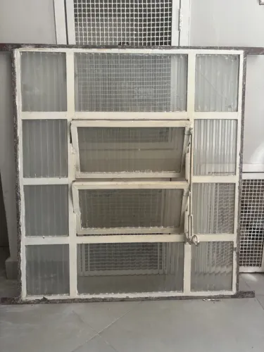 Basculante com vidro- 80x90 - com avaria em 1 vidro