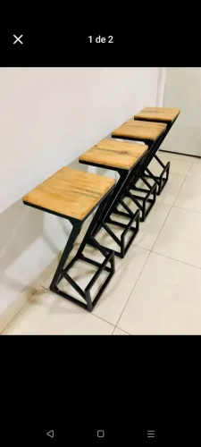 Banco em metal com assentos de madeira