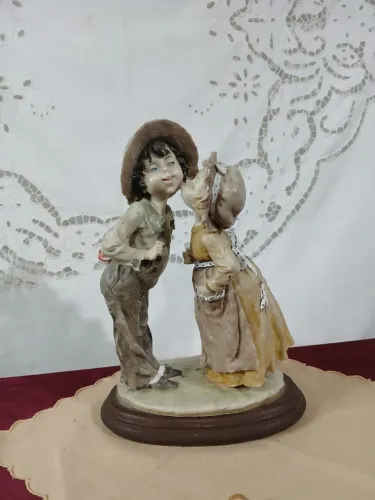 Antiga Estatueta De Casal De Crianças De Resina Italiana