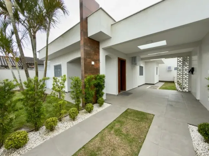 Casa em Laguna, 3 Quartos. Piscina e Área de Festas. Totalmente mobiliada.