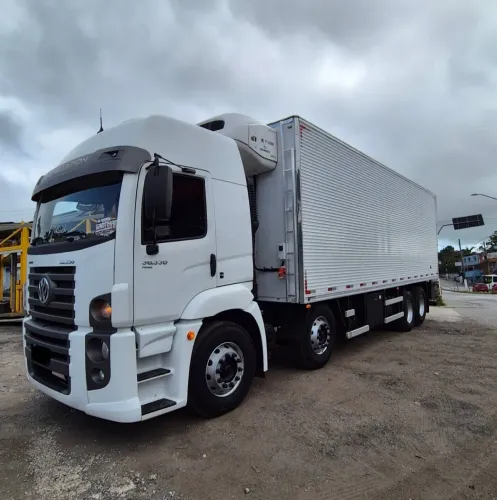 Constellation  30.330   8x2 Baú Refrigerado 