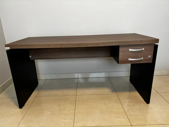 Mesa escritório reta com gavetas