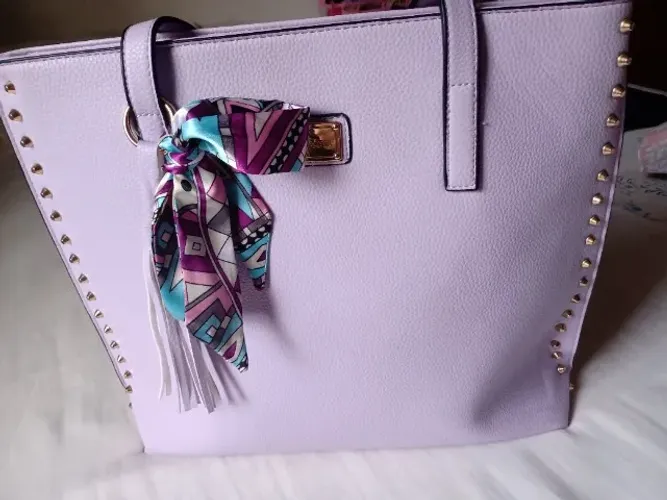 Bolsa grande cor lilás/lavanda com laço de enfeite em perfeito estado