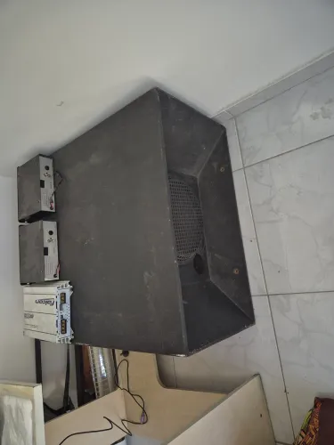 Caixa de som quadrilátero tem 4 lados com auto falante