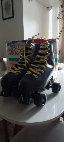 Patins Patim Clássico Preto com Cadarço Dourado