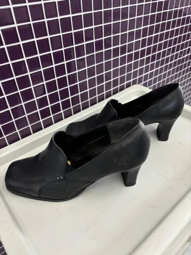 Sapato preto todo fechado com salto tamanho 37