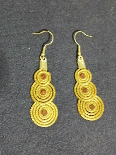 Brinco de capim dourado com pedras - novo