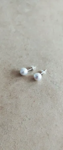 Brincos Prateados Femininos com Bola Fosca 