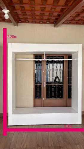 Expositor/ prateleira/ arara para loja de roupa estrutura de MDF 