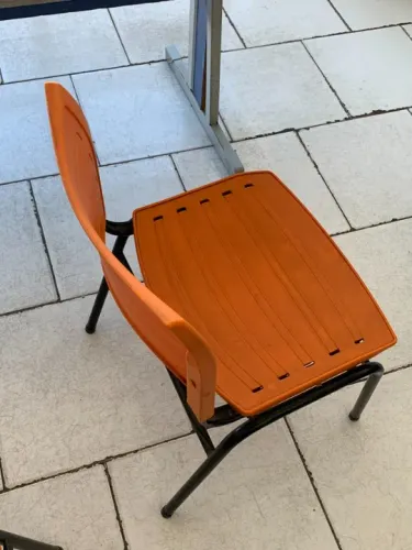 Cadeiras laranja - estrutura de metal e assento de polipropileno