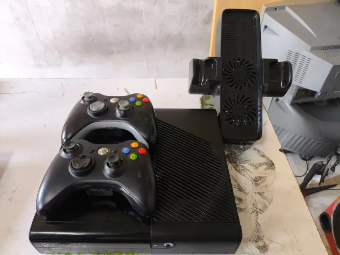 Xbox 360 super slim desbloqueado 2 controles e base de resfriamento 