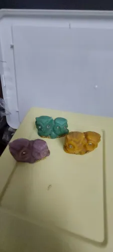 Pequenas corujas de enfeite 
