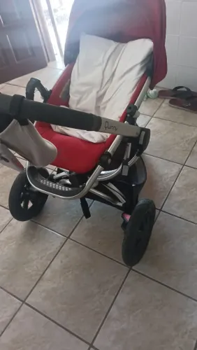 Carrinho de Bebê Quinny com bebê conforto