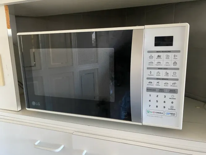 Microondas LG 30L MS3042BF 127V - Funciona, precisa de reparo