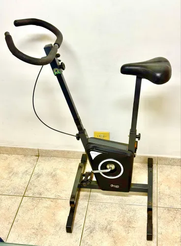 Bicicleta ergométrica para idosos com reforço no pé