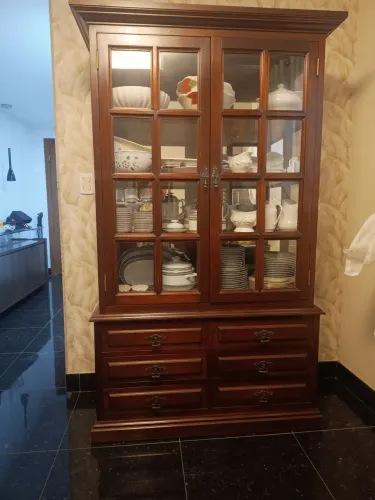 Cristaleira e louceira 3800,00
