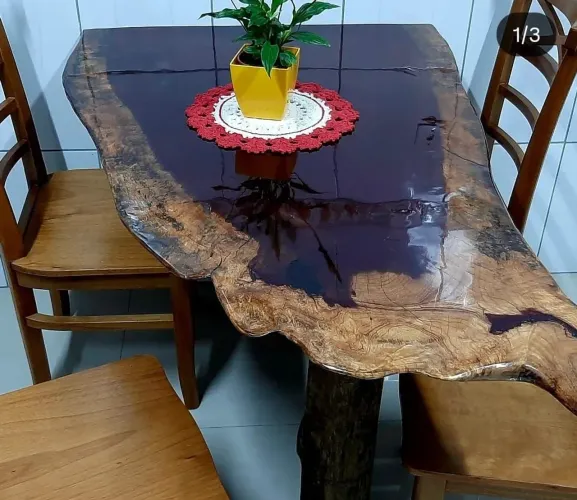 Mesa Rústica Resinada em Jatobá com Cadeiras em Jequitibá