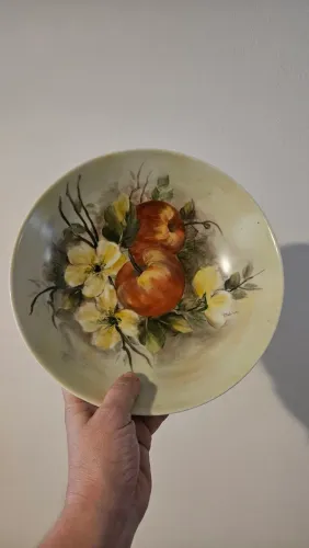 Prato de louça pintado à mão