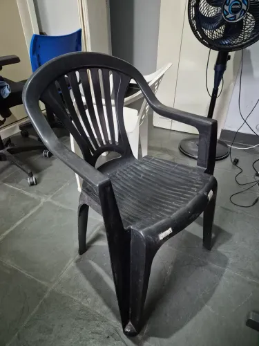 Cadeira preta em plástico