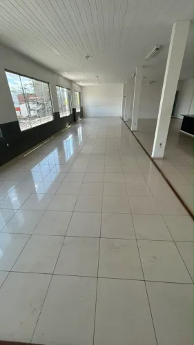ALUGA-SE PONTO COMERCIAL NA PARTE SUPERIOR DO PRÉDIO 