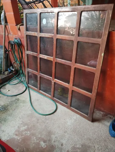 Vendo janelão de madeira de lei