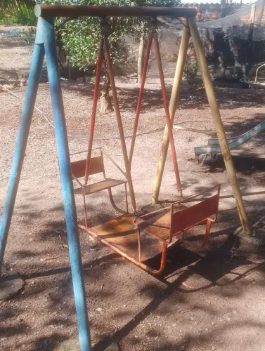 Escorregador infantil,roda gira gira,e balanço dois lugares.