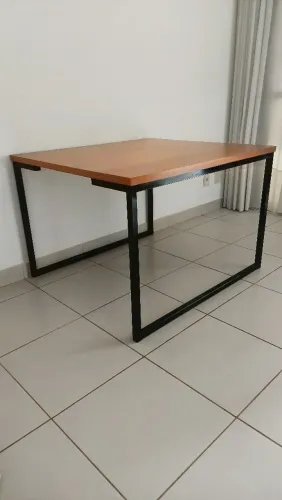 Mesa de escritório estilo industrial.