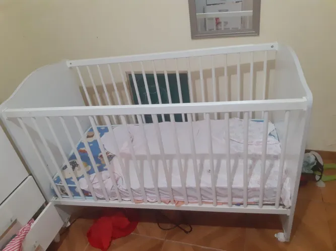 Berço em ótimo estado,já vem com colchão zap *