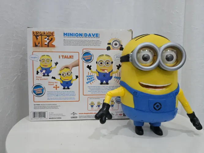 Boneco Minion dave fala 55 palavras mexe os olhos articulado importado