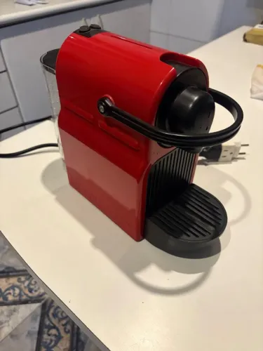 Nespresso Inssinia D40 vermelha