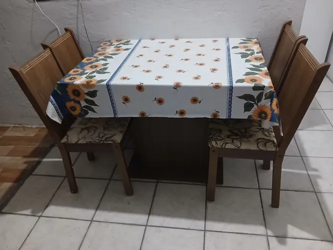 Mesa com 4 cadeiras 