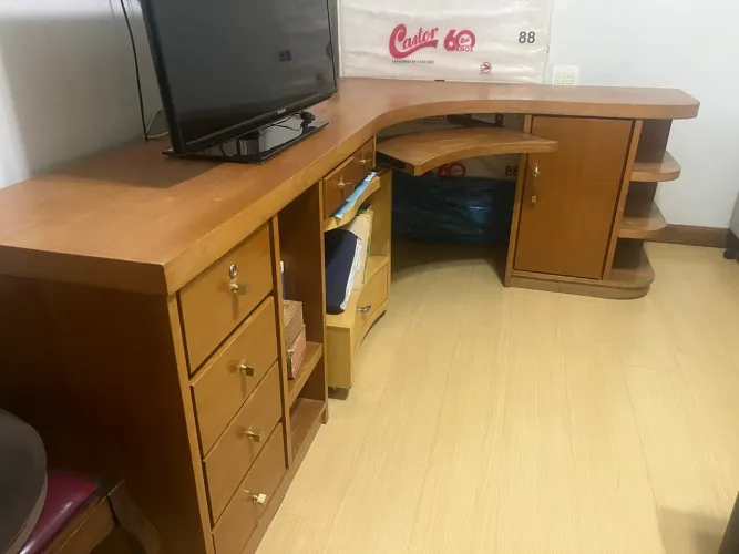 Vende se escrivania com gavetas para home oficie