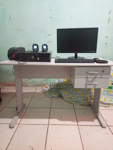 Computador de mesa e escrivaninha
