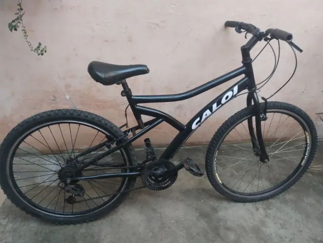 Bike aro 26 Caloi com marchas em bom estado.